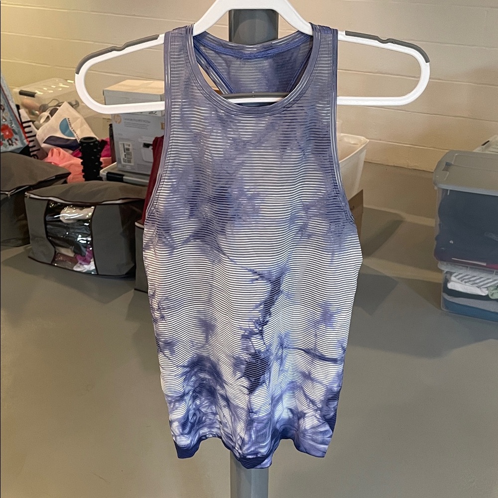 Lululemon women’s blue tie dye swiftly tech tank top